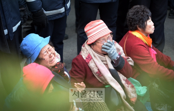 박근혜 전 대통령 영장실질심사일인 30일 서울 삼성동 자택에 지지자들이 눈물을 흘리며 통곡 하고 있다. 박윤슬 기자 seul@seoul.co.kr