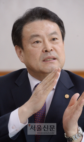 김대년 중앙선거관리위원회 사무총장이 30일 경기 과천시 중앙선관위 집무실에서 가진 서울신문과의 인터뷰에서 19대 대통령 선거에서 선관위의 역할에 대해 역설하고 있다.  최해국 선임기자 seaworld@seoul.co.kr