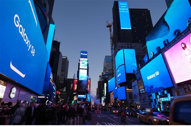 29일(현지시간) 미국 뉴욕 맨해튼 타임스스퀘어 42개 옥외광고판이 일제히 이날 공개된 삼성전자 ‘갤럭시S8’로 채워졌다. 삼성전자 제공