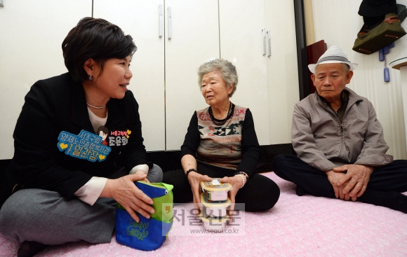 조은희 서울 서초구청장이 30일 양재노인종합복지관 일일 관장을 맡아 거동이 어려운 양재2동 신모 할머니댁을 찾아 밑반찬을 전달하며 위로하고 있다. 박윤슬 기자 seul@seoul.co.kr