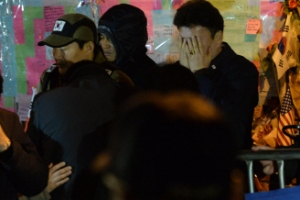 곡소리 가득했던 ‘박근혜 구속되던 날’…MB 집 앞은 ‘고요’