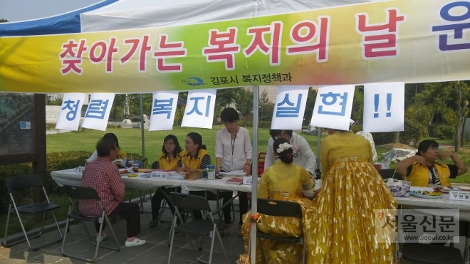 김포시 복지팀이 지난해 5월 고촌에서 직접 찾아가는 복지상담 서비스를 진행하고 있는 모습. 김포시 제공