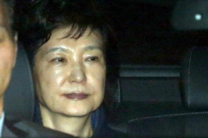 홍문종 “朴 울었단 이야기 못 들어…의연하게 계신다”