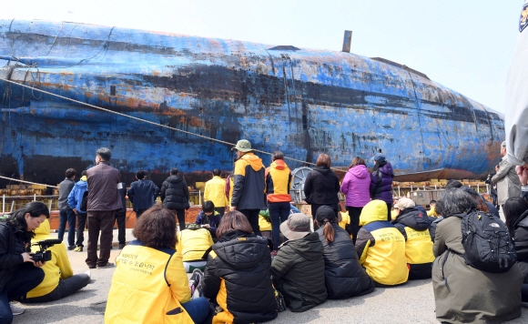 세월호를 실은 반잠수식 선박, 화이트 마린 호가 31일 오후 유가족들의 오열속에 목포신항에 접안하고 있다.  박윤슬 기자 seul@seoul.co.kr