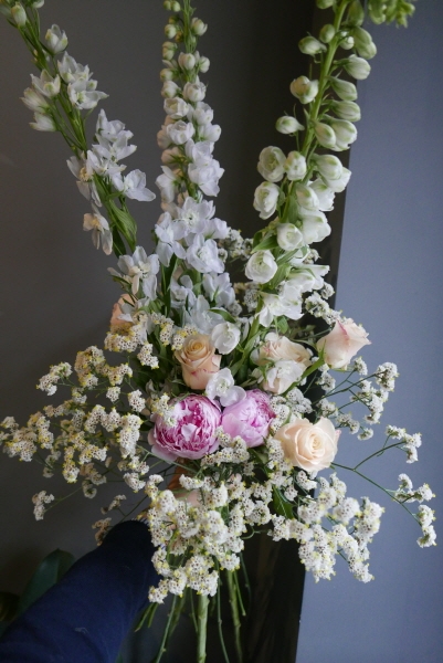 부산 플로스플라워는 최근 미녀와 야수에 등장하는 꽃다발을 그대로 본 따 만든 제품을 판매, 배달하기로 했다고 밝혔다. 영화가 흥행하면서 영화 속 꽃다발을 그대로 재현해 달라는 주문이 이어지자, 상품화하기로 결정한 것이다.