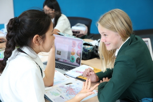 브랭섬홀 아시아 제주국제학교는 1903년 캐나다에 설립된 명문사립학교 브랭섬홀의 유일한 해외자매학교로, 제주국제자유도시의 제주도특별법에 따라 설립됐다. 캐나다학교 브랭섬홀은 보스턴 컨설팅이 선정한 세계 8대 명문학교로 꼽힌다.