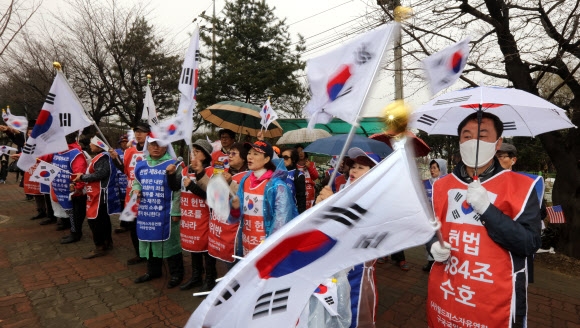 31일 박근혜 전 대통령이 수감된 경기 의왕시 서울구치소 앞에서 박 전 대통령의 지지자들이 구속 반대를 외치며 태극기를 흔들고 있다. 연합뉴스