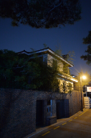 31일 새벽 깊은 어둠에 잠겨있는 서울 강남구 삼성동 박 전 대통령의 자택. 손형준 기자 boltagoo@seoul.co.kr