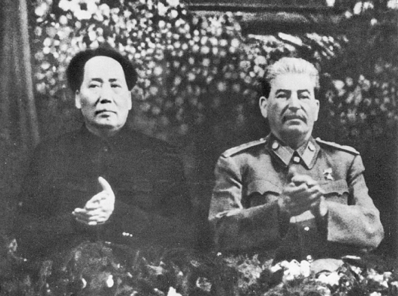 1949년 12월 21일 스탈린(오른쪽)의 70회 생일에 초대돼 처음으로 소련 모스크바를 방문해 회담한 마오쩌둥. 그날 이후 한 달간 스탈린을 만나지 못한 마오쩌둥은 노골적인 스탈린의 불신과 푸대접에 모멸감을 느끼며 수시로 불안감을 드러냈다. 민음사 제공