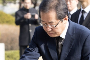 한국당 홍준표 후보, 현충원 참배로 첫발…“유승민, 돌아오라”