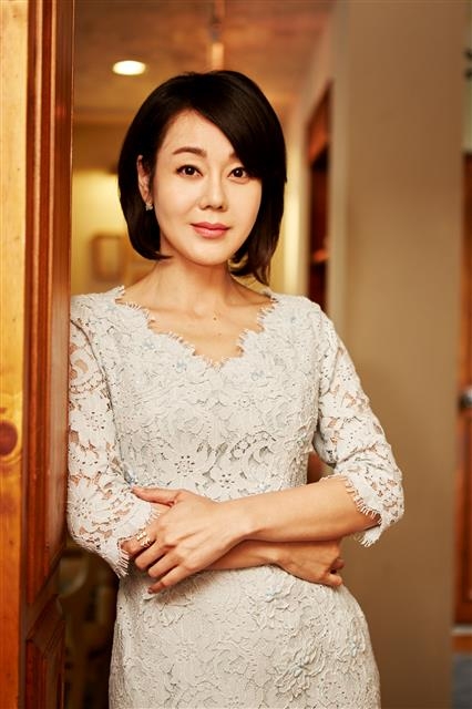 ‘시간 위의 집’을 촬영할 때 오전에는 젊은 미희, 오후에는 늙은 미희로 분장해 피부 트러블이 만만치 않았다는 김윤진은 얄미운 악역도 해 보고 싶다며 웃었다. “‘차이나타운’을 보니 그 이전과 이후의 여성 악역이 생각나지 않을 정도였는데 김혜수씨 이후의 진정한 여성 악역은 제가 하는 걸로 하면 어떨까요. 호호호.” 페퍼민트앤컴퍼니 제공