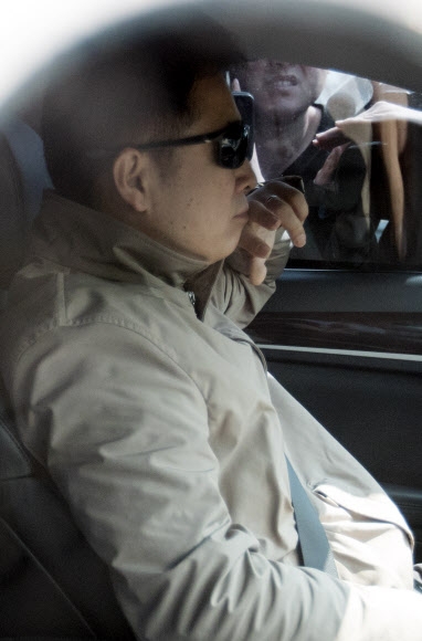 지난 1일 오전 유영하 변호사가 박근혜 전 대통령이 구속된 서울구치소를 방문한 뒤 차를 타고 이동하고 있다. 연합뉴스