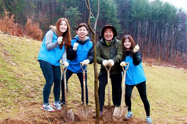 윤동환(오른쪽 두 번째) 한국콜마 회장과 신입사원들이 경기 여주에서 나무를 심은 뒤 기념촬영을 하고 있다. 한국콜마 제공