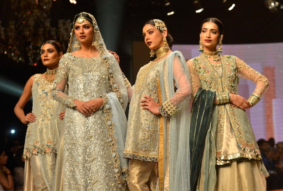 2일(현지시간) 파키스탄 카라치에서 열린 웨딩 패션 위크에서 디자이너 아시파&나빌의 작품을 모델들이 선보이고 있다. AFP 연합뉴스