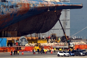 세월호 무게 줄이는 펄 작업 중 유류물 발견