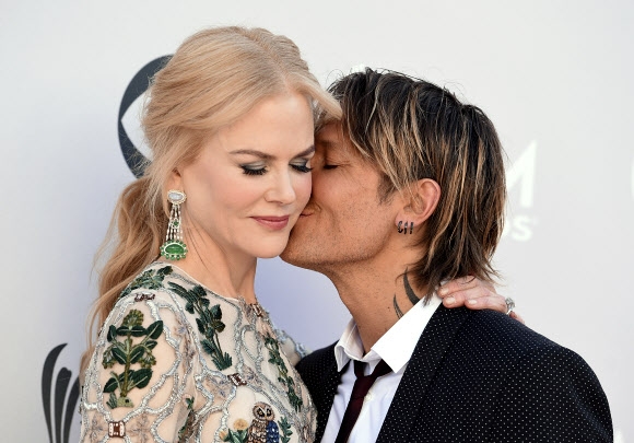 니콜 키드먼(왼쪽)과 키스 어번 부부가 2일(현지시간) 미국 라스베이거스 T-모바일 아레나에서 열린 제52회 컨트리 뮤직 어워드에 참석해 다정하게 키스를 하고 있다. AP 연합뉴스