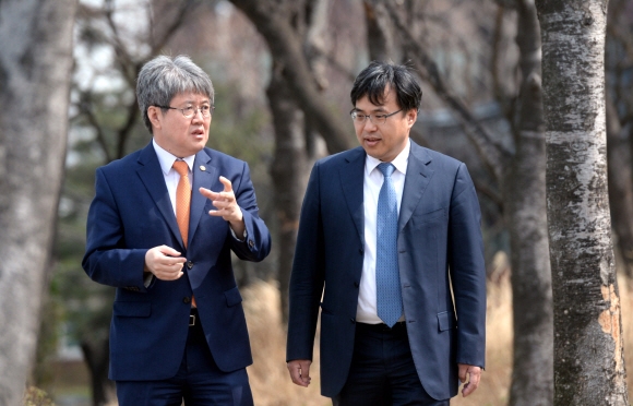 유경준(왼쪽) 통계청장과 한준 한국삶의질학회장이 지난달 30일 서울 강남구 언주로 통계청 나라셈도서관 경내 산책로에서 ‘국민 삶의 질 종합지수’의 산출 방식 개선 방향 등에 얘기를 나누고 있다. 강성남 선임기자 snk@seoul.co.kr