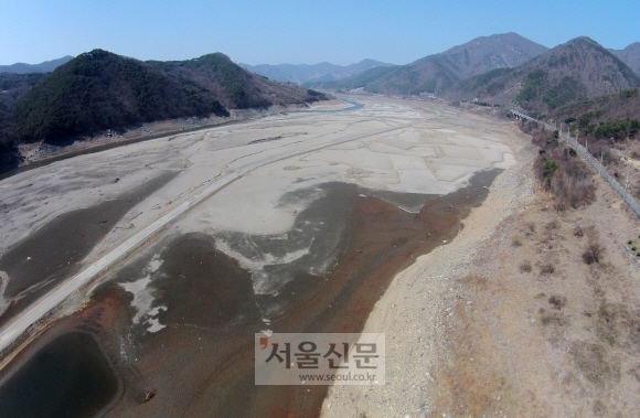 극심한 봄 가뭄에 보령댐이 바닥을 드러냈다. 저수율이 13.5%로 2015년 가을 가뭄으로 닥친 식수 파동 때보다도 낮은 사상 최악을 기록하고 있다. 도준석 기자 pado@seoul.co.kr