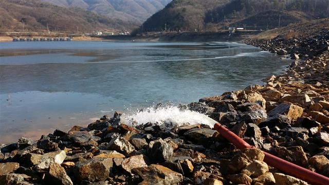 충남 예산 송석저수지에 하천 물을 24시간 퍼붓고 있다. 저수지 물이 유례없이 메마르자 7.7㎞ 떨어진 화산천에서 물을 퍼 날라 채우고 있는 것이다. 한국농어촌공사 예산지사 제공