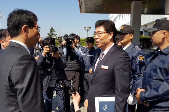 정영훈(왼쪽) 더불어민주당 경남도당 위원장이 3일 홍준표 대선 후보의 “대통령 후보가 되더라도 도지사 보궐선거가 없다”는 발언과 관련, 류순현 행정부지사와 면담하기 위해 경남도청을 찾았지만 도청 공무원과 청원경찰들에게 가로막혀 들어가지 못하고 있다. 창원 연합뉴스
