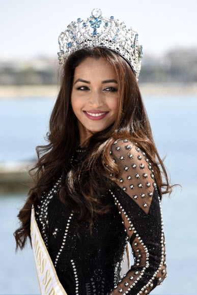 ‘2016 미스 수프라내셔널(Miss Supranational)’ 스리니디 세티(Srinidhi Shetty)가 3일(현지시간) 프랑스 칸에서 개최된 세계영상콘텐츠마켓 ‘MIPTV(밉티비) 2017’ 포토콜 행사에서 포즈를 취하고 있다.<br>EPA 연합뉴스