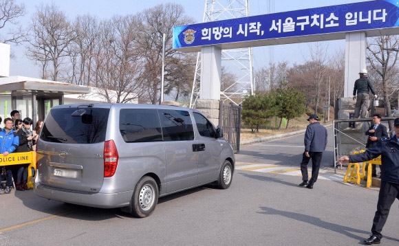 박근혜 전 대통령의 대면조사일인 4일 경기도 의왕시 서울구치소로 검찰차량이 들어서고 있다.   박지환기자 popocar@seoul.co.kr