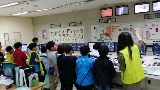 작년 4월 수진초등학교 4학년생들이 상대원동 성남시환경에너지시설 종합제어실에서 생활 쓰레기 소각에 관해 배우고 있다(성남시 제공) 