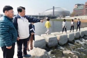 [현장 행정] ‘쉼표로 통하다’…구로 ‘징검다리 행정’의 봄