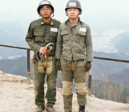 안철수(오른쪽) 전 국민의당 대표는 1991년 입대해 해군 군의관(대위)으로 3년간 복무했다.  안철수캠프 제공