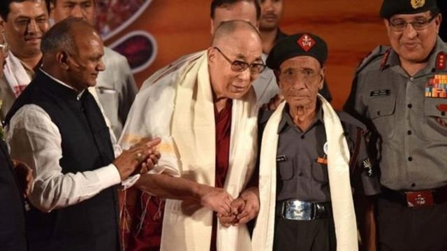 달라이 라마(왼쪽 두 번째)가 58년 전 중국에서 탈출할 때 자신을 보호해 준 인도 군인 나렌 찬드라 다스를 만나 기뻐하고 있다. BBC 중문망 홈페이지 캡처