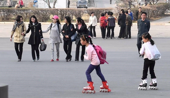 완연한 봄날씨를 보인 4일 오후  평양의 시민들이 김일성 경기장 앞 공원에서 봄을 즐기고 있다. 어린이들이 롤러스케이트를 타는 모습이 이채롭다.  평양 | 사진공동취재단