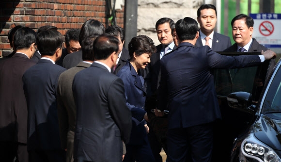 박근혜, 친박계 의원들 사이로 출두