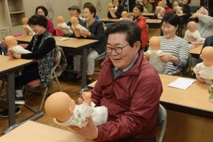 [현장 행정] 좌충우돌 손주 돌보기   ‘슈퍼 할배·할매’ 떴다