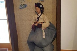 한복 인형으로 살려낸 혜원 신윤복의 작품들