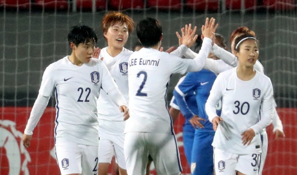 5일 북한 평양 김일성경기장에서 열린 2018 여자아시안컵 예선에서 이은미(가운데)가 다섯번째 골을 넣은 뒤 동료들과 기뻐하고 있다. 한국이 인도를 10-0으로 이겼다. 평양 사진공동취재단