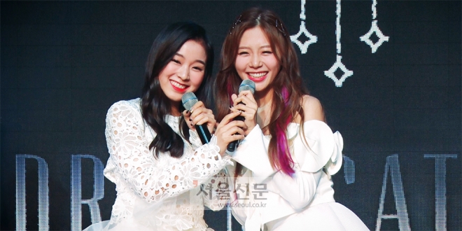 드림캐쳐 가현과 지유가 신곡 ‘굿나잇’(Good Night)을 소개하는 콩트를 펼치고 있다.