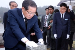 광주 간 홍준표 “전두환 회고록은 억지”