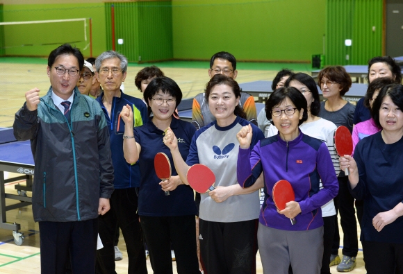 이창우(앞줄 맨 왼쪽) 서울 동작구청장이 6일 개관 나흘째를 맞은 사당종합체육관을 찾아 탁구를 즐기던 구민들과 함께 포즈를 취하고 있다. 강성남 선임기자 snk@seoul.co.kr