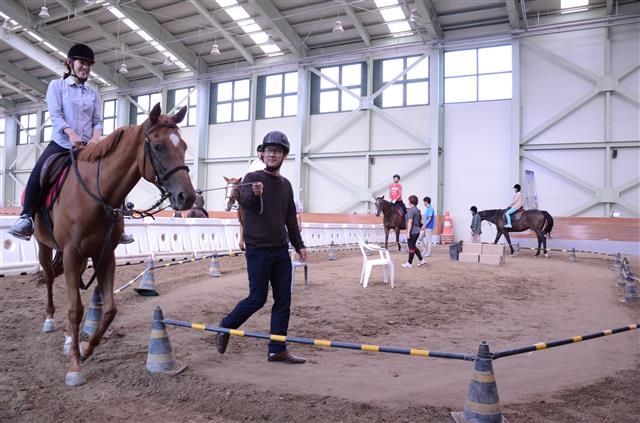 학생들이 경북 영천 운주산 승마장에서 승마체험을 하고 있다. 영천시 제공