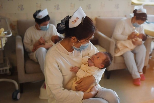 중국 베이징 시웨거산후조리센터에서 간호사들이 신생아를 돌보고 있다.  홍콩 사우스차이나모닝포스 캡쳐