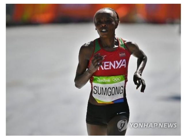 지난해 리우데자네이루올림픽 마라톤 결승선에 들어오는 제미마 숨공. 연합뉴스 자료사진