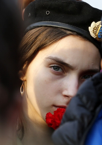 한 여성이 6일(현지시간) 러시아 모스크바의 레드 광장에서 열린 상트페테르부르크 지하철 폭탄 테러 사건 희생자들을 기리는 집회에 참석하고 있다. 러시아 제2도시에서 발생한 이 사건으로 14명이 사망하고 40명 이상이 부상당했다. AP 연합뉴스
