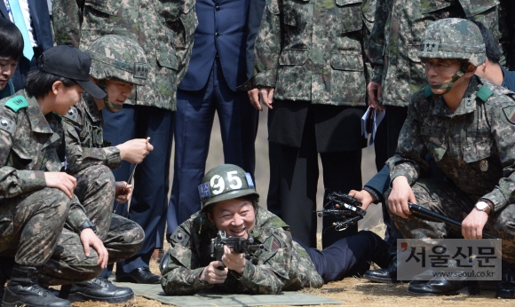 [서울포토] 사격술 예비 훈련하는 안철수