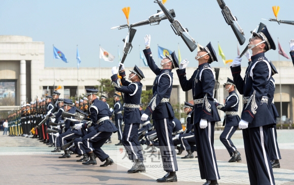 7일 서울 용산구 전쟁기념관에서 의장대원들이 시범공연을 펼치고 있다. 박지환 기자 popocar@seoul.co.kr