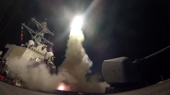 지중해 동부 해역에 있는 미국 해군 구축함 포터호에서 7일(현지시간) 토마호크 미사일이 불을 뿜으며 시리아 알샤이라트 공군기지를 향해 발사되고 있다. 미 해군 제공