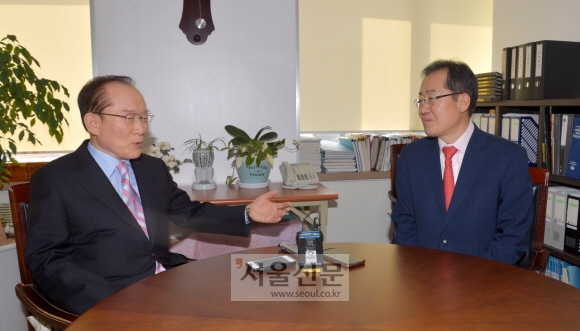 자유한국당 홍준표(오른쪽) 대선 후보가 7일 서울 중구 단암빌딩에 위치한 이회창 전 한나라당 총재 사무실을 방문해 이 전 총재와 환담을 나누고 있다. 최해국 선임기자 seaworld@seoul.co.kr