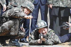 신병교육대 찾은 安… 빨라진 보수 행보