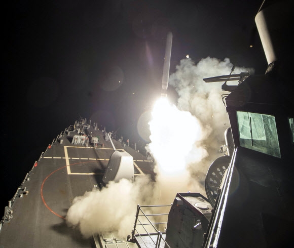 지중해 동부 해역의 미 해군 구축함 로스호에서 토마호크 미사일이 시리아 알샤이라트 공군기지를 겨냥해 발사되는 모습. 미 해군 제공