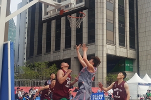 [영상] 도심 속 직장인 농구 대결…‘제1회 서울 길거리 농구대회’ 열려