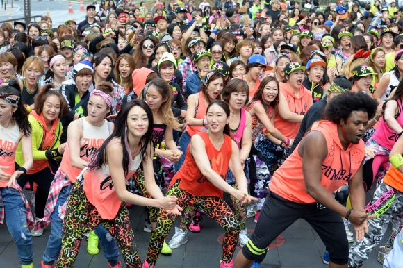 9일 오전 줌바 강사 1000여명과 배우 최여진(앞줄 왼쪽) 등이 서울 광화문 청계광장에서 진행된 ’줌바 플래시몹 라이브(Zumba Flashmob Live)’ 사진 행사에 참석해 줌바 댄스를 추고 있다.  이언탁기자 utl@seoul.co.kr